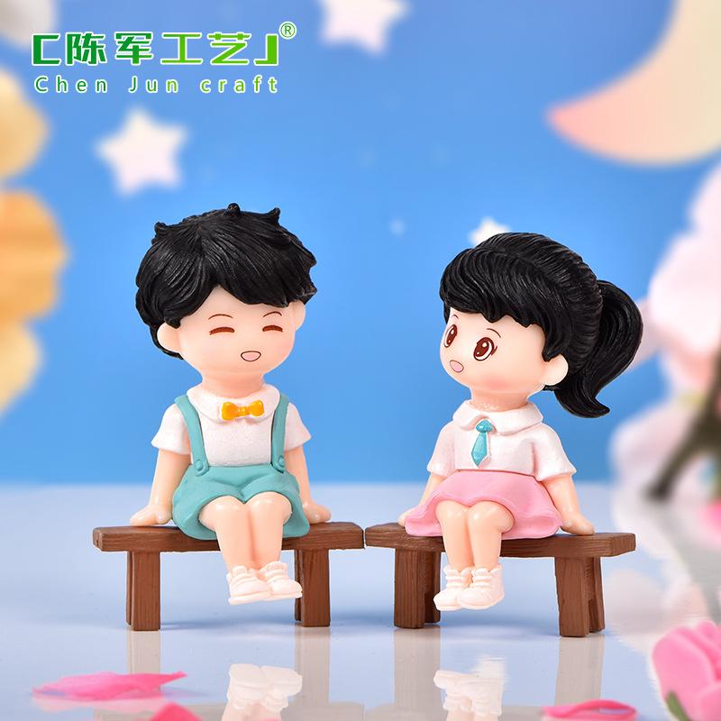 Phụ Kiện Tiểu Cảnh Tiểu cảnh cặp đôi mặc đồng phục trường trang trí cầu pha lê (ZC-924)