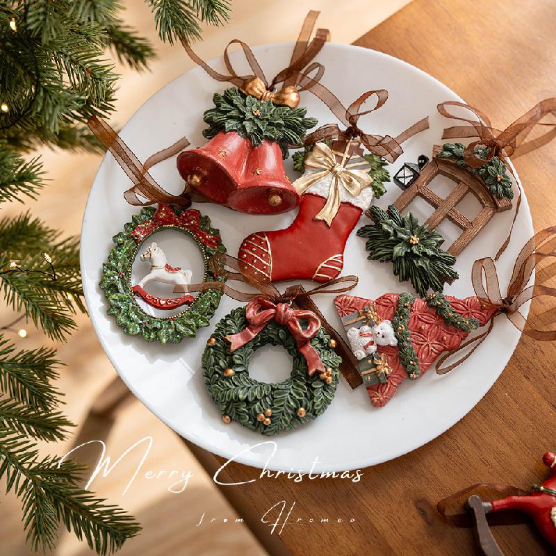 Trang Trí Noel Trang trí Noel: Cây thông mini với chuông nhựa và quà tặng