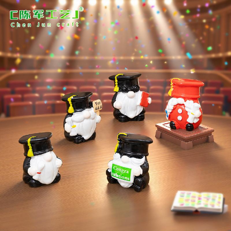 Phụ Kiện Tiểu Cảnh Chú lùn lễ tốt nghiệp mini bằng nhựa resin (PK-719)